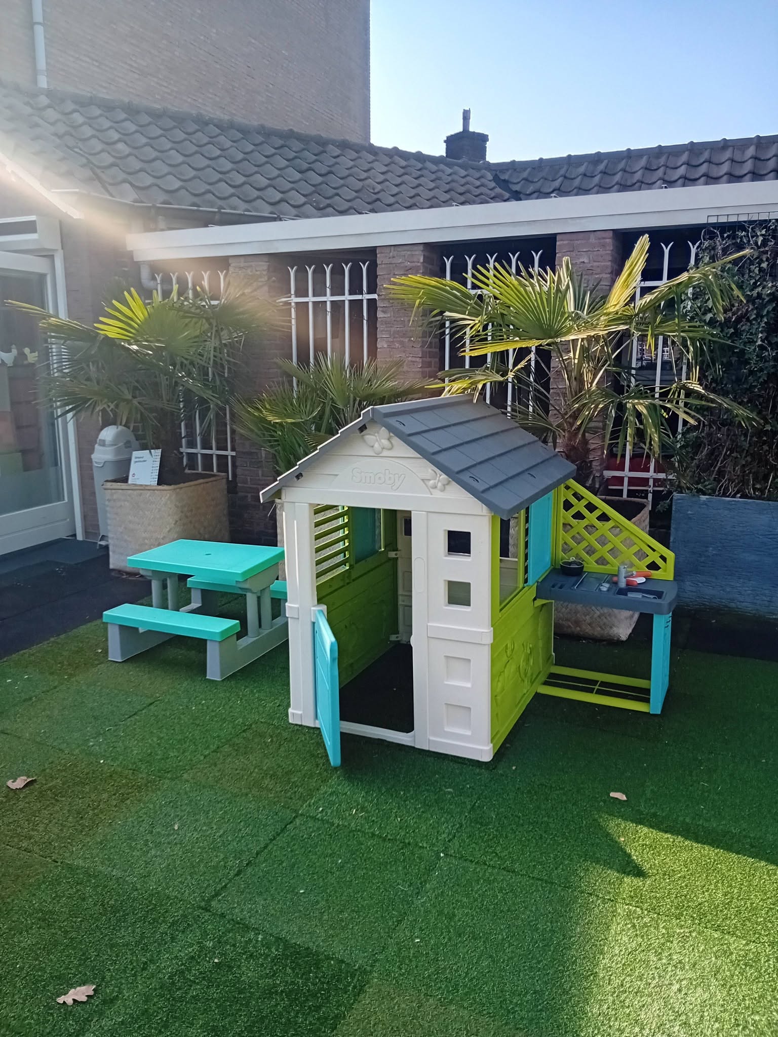 Speelhuis in de afgesloten tuin