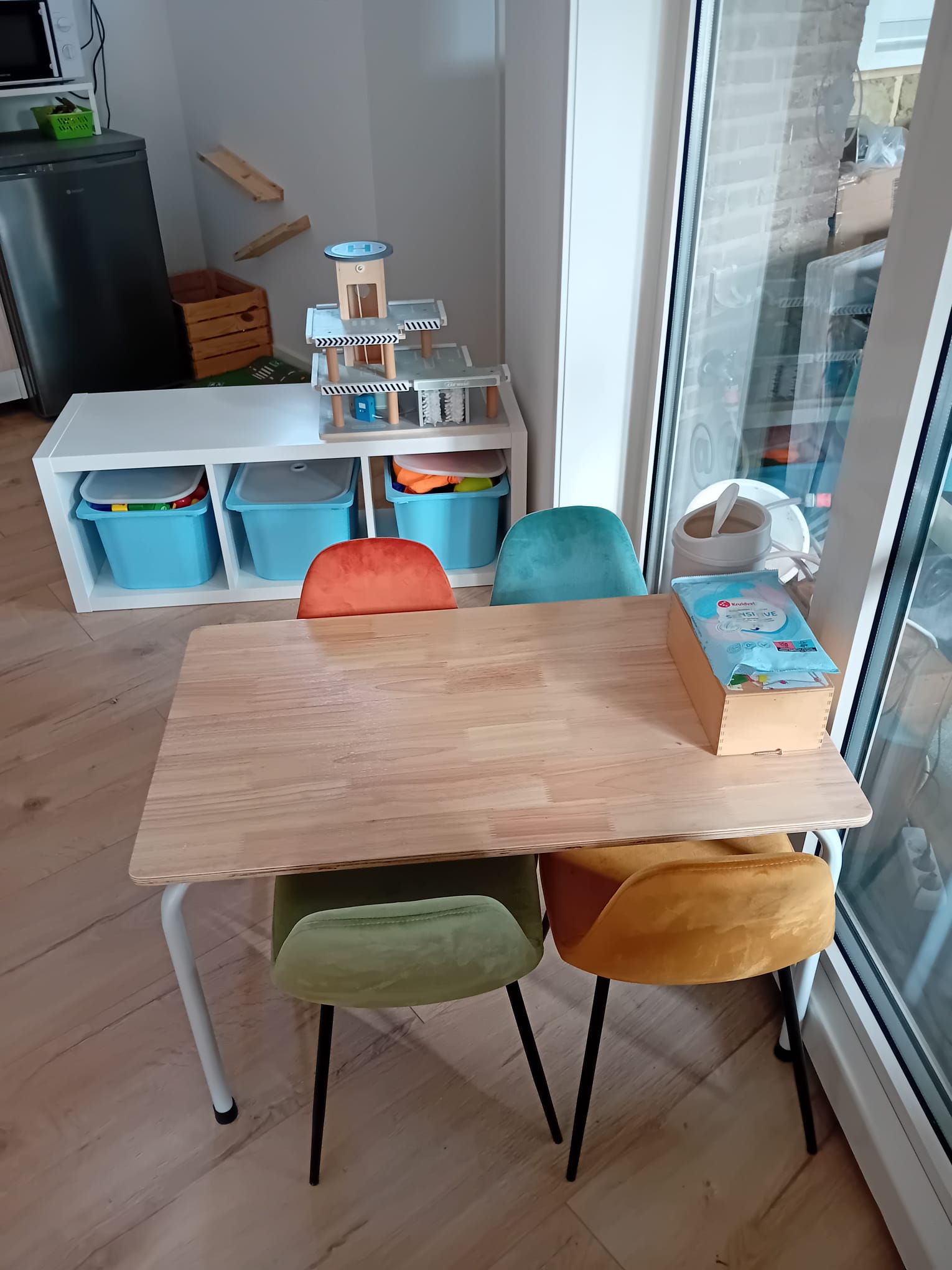 De eettafel bij het raam in de opvangruimte