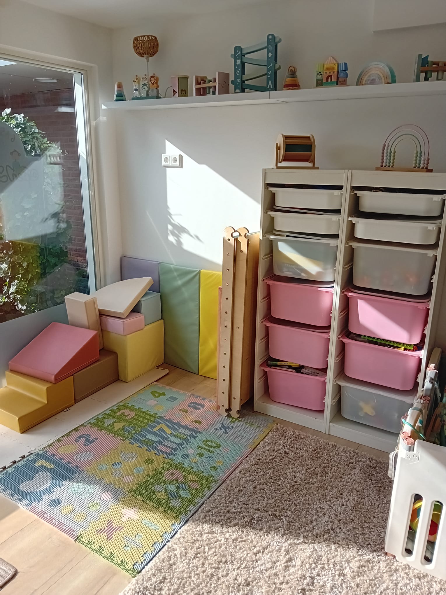 Speelhoek met opbergkasten en speelmat