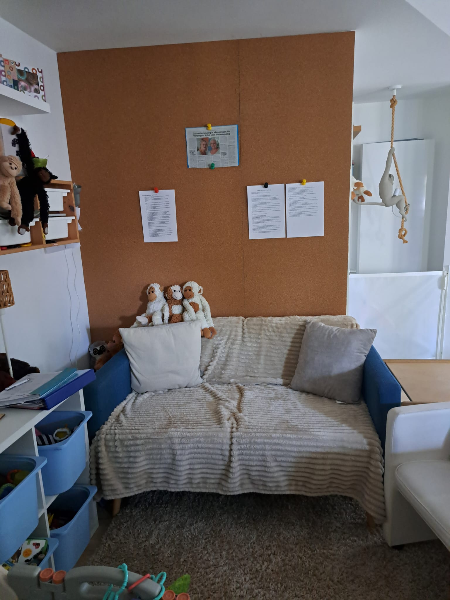 Bank met kussens en prikbord