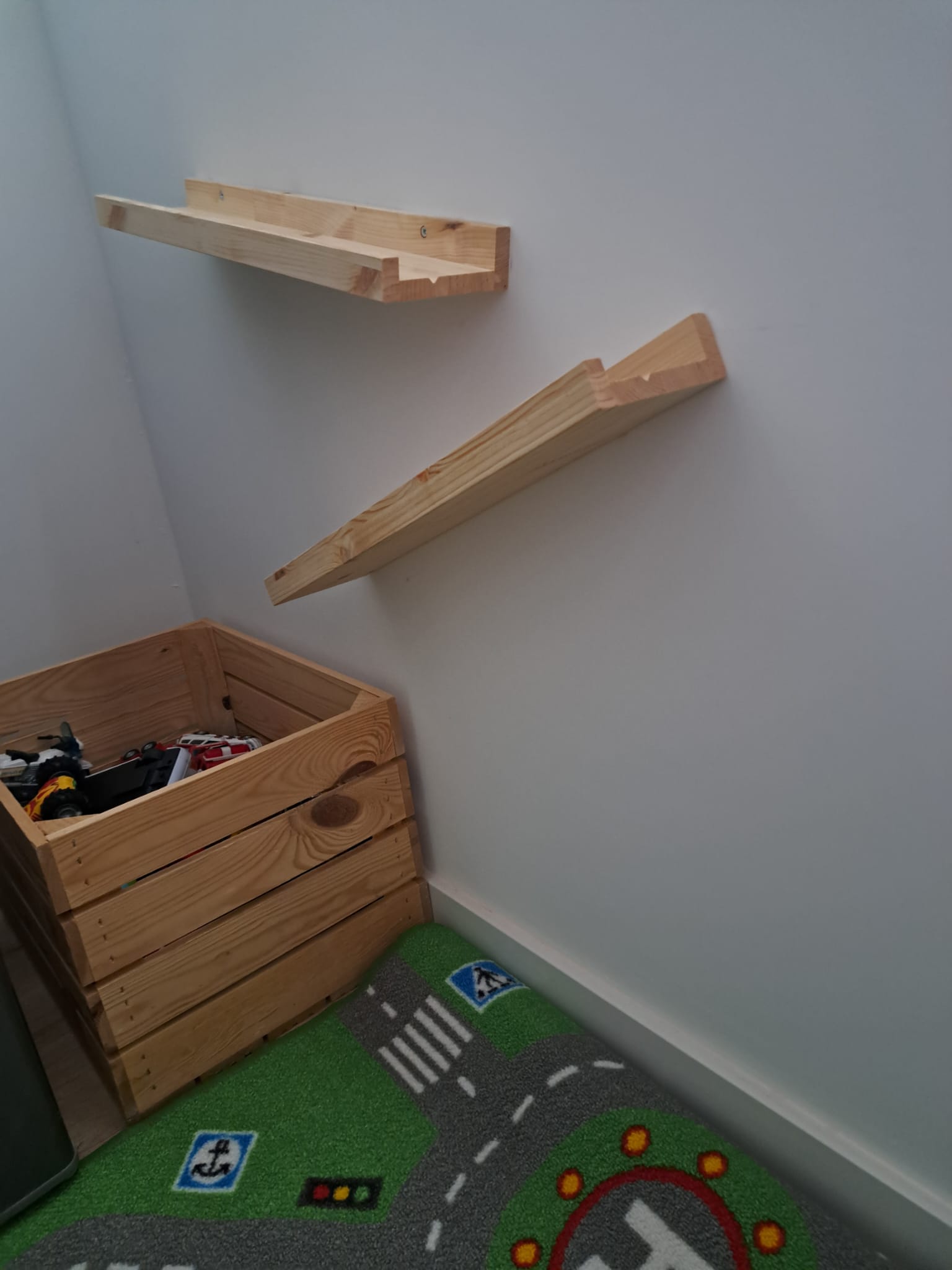 Houten planken en speelgoedkist