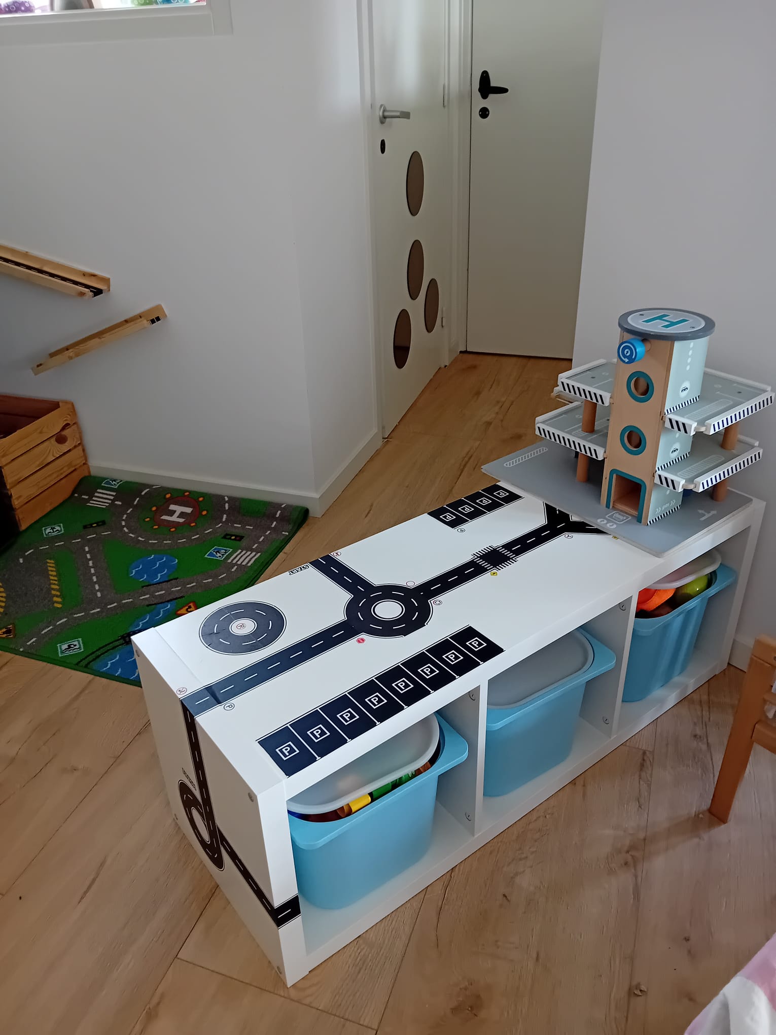 Speeltafel met auto’s, garage en speelkleed